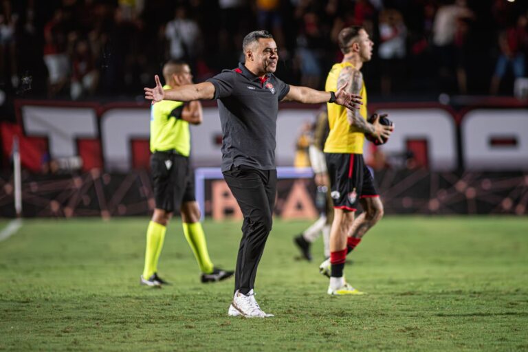 “Nunca vi um vestiário como hoje”, diz Jair após classificação do Vitória na Copa do Brasil