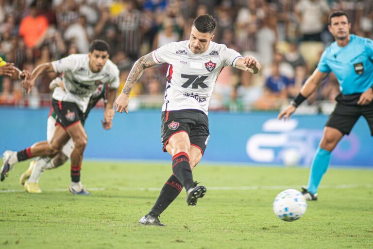Vitória leva no final e desperdiça chance de vencer a primeira fora de casa