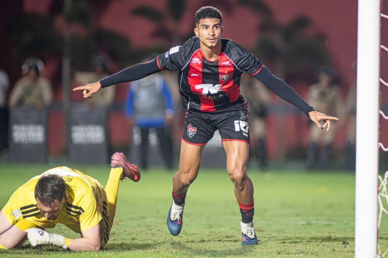 Com gols de Renê e Tarzia, Vitória vence o Internacional no Barradão