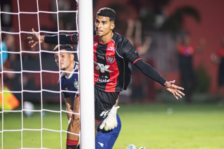 Vitória joga bem e goleia o Coritiba no Barradão