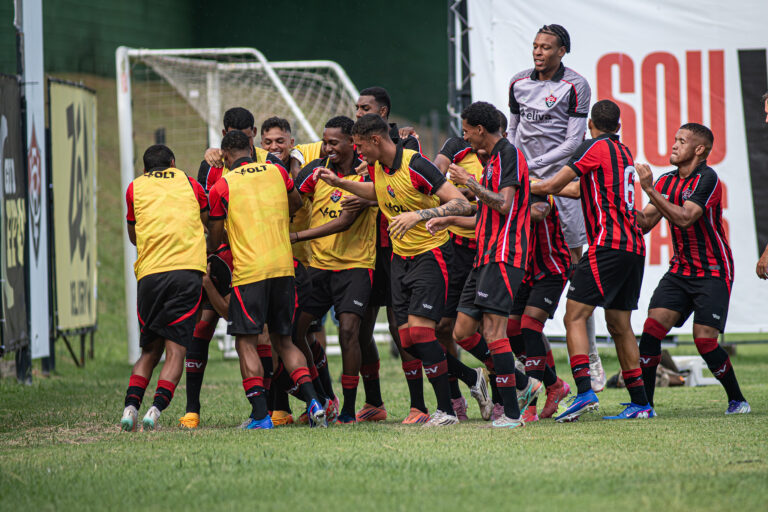 Emanoel faz hat-trick e Vitória vence o Bahia de Feira no Baiano sub-20