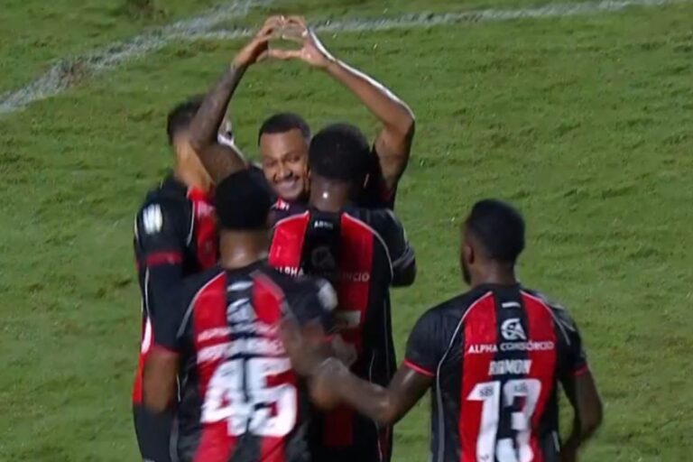 COLOSSAL! Vitória vence o Flamengo no Barradão e se classifica na Copa do Brasil