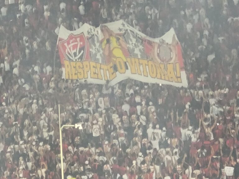 Torcida do Vitória protesta contra a CBF após erros de arbitragem