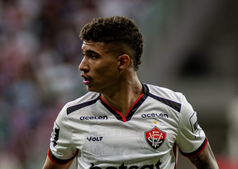 Vitória oficializa saída do meia Pablo