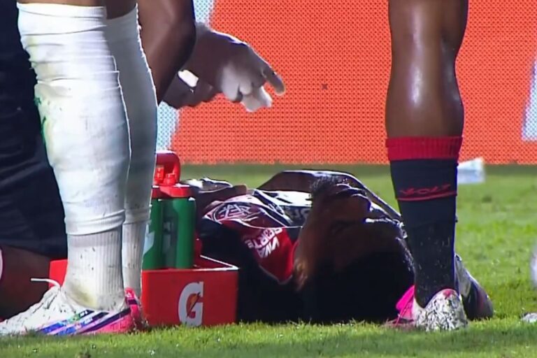 Cacá leva cinco pontos após cotovelada que não levou a expulsão de jogador do Palmeiras
