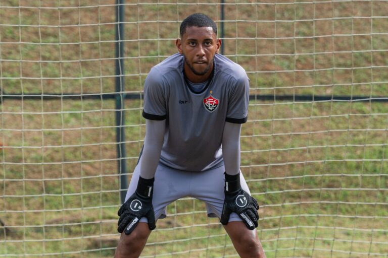 Goleiro do Vitória acerta com clube de Daniel Alves em Portugal