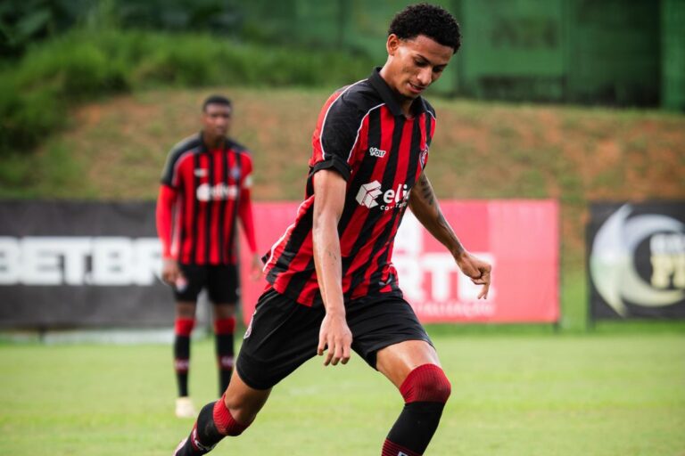 Atacante da base assina contrato profissional com o Vitória e é relacionado para jogo contra o Vasco
