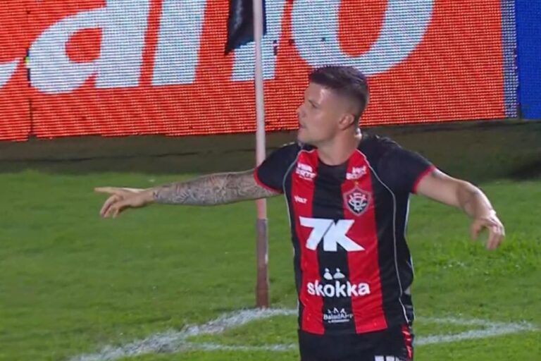 Renato Kayzer decide e Vitória vence o Vasco no Barradão