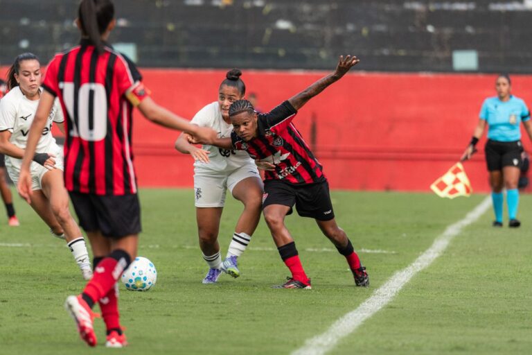 Vitória bate o Botafogo e vence a primeira no Brasileirão Feminino