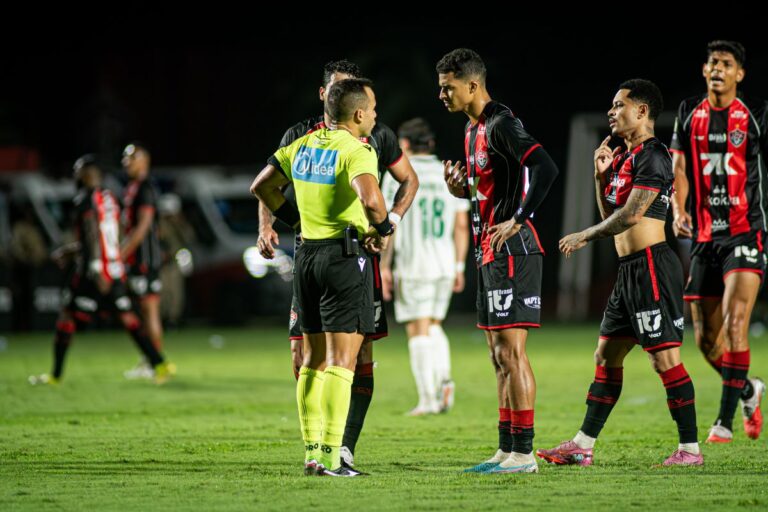 Vitória é prejudicado pela arbitragem e perde para o Palmeiras no Barradão