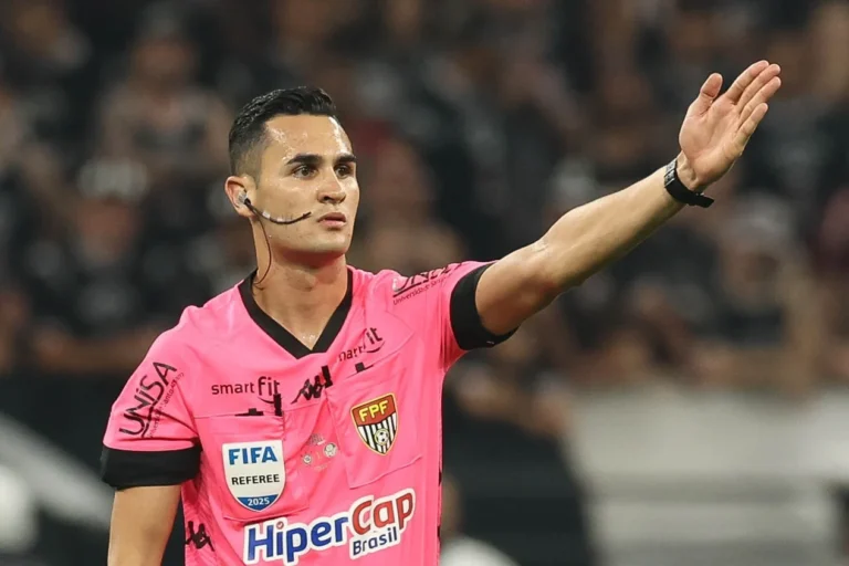 CBF define arbitragem para Vitória x Vasco pelo Brasileirão
