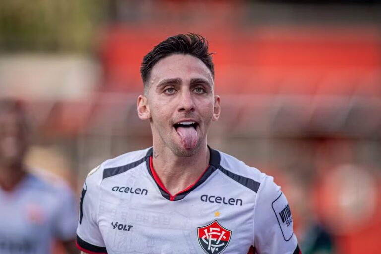 Ex-atacante do Vitória pode voltar ao futebol brasileiro