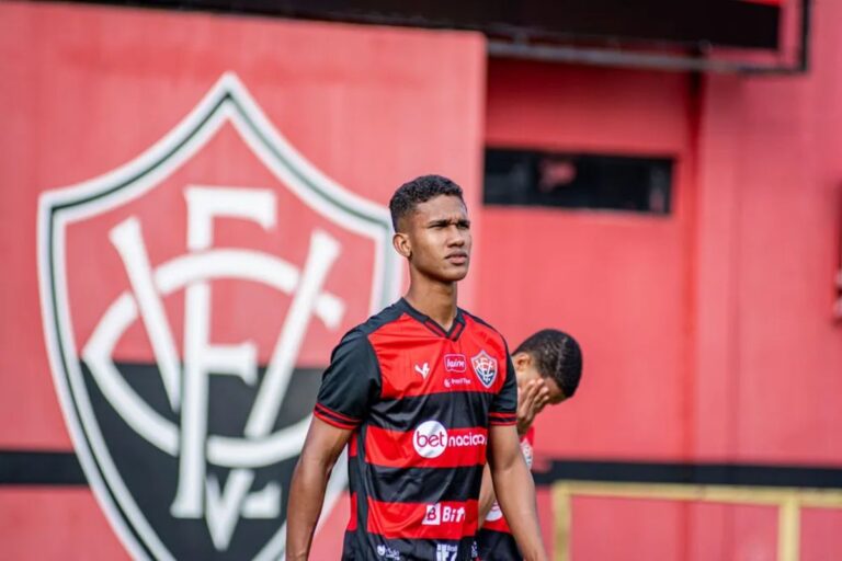 Ex-zagueiro do Vitória acerta com time do futebol europeu