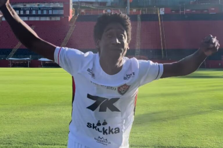 Vitória homenageia Evaldo Macarrão após visita ao Barradão