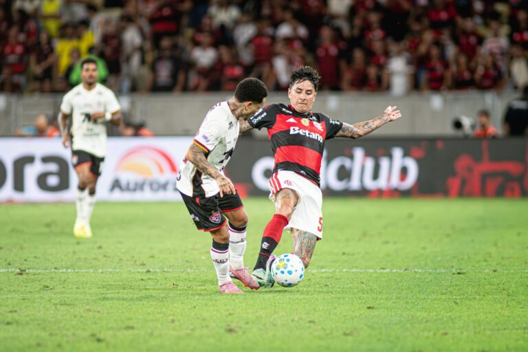 Vitória perde para o Flamengo e segue sem vencer fora de casa no Brasileirão