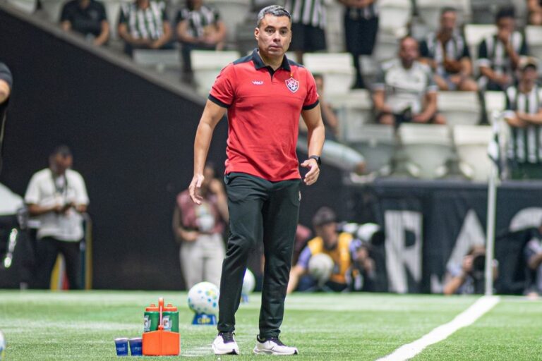 Jair Ventura diz que “pacto” foi feito no vestiário e se irrita após pergunta sobre teto do trabalho