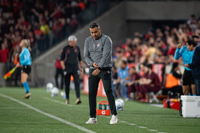 Em coletiva, Jair Ventura crava: “O Vitória é pra quem acredita e vamos classificar em casa”