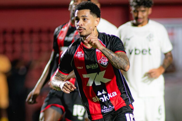 Matheuzinho desencanta e volta a marcar gol pelo Vitória após quatro meses