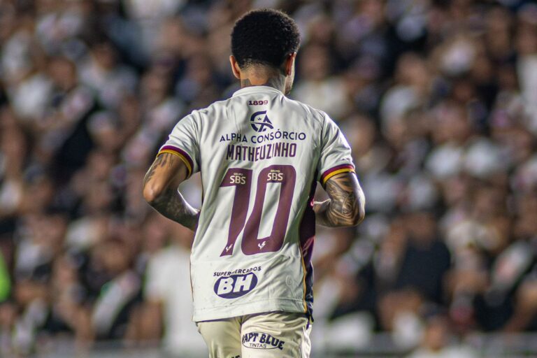 Matheuzinho provoca torcedores do Vasco na saída de São Januário