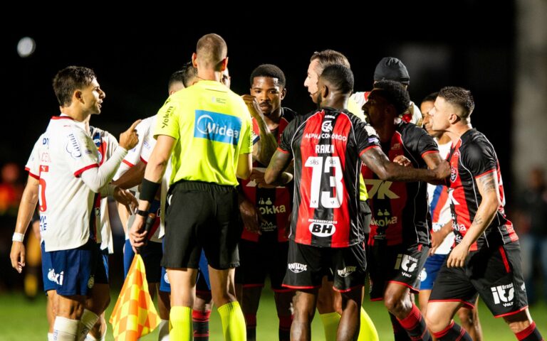 Cacá e Marinho são denunciados pelo STJD após confusão no Ba-Vi