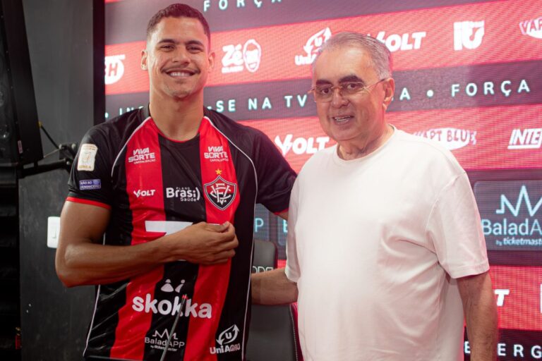 Alex Bruno é apresentado pelo Vitória e explica estilo de jogo: “Centroavante tradicional”