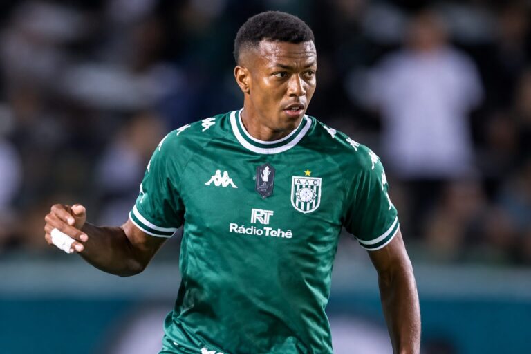 Vitória acerta contratação de zagueiro do Gama por empréstimo