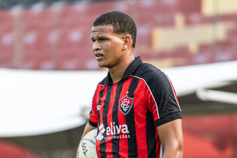 Após lesão de Ramon, Vitória promove Wanderson ao elenco profissional; Saiba quem é