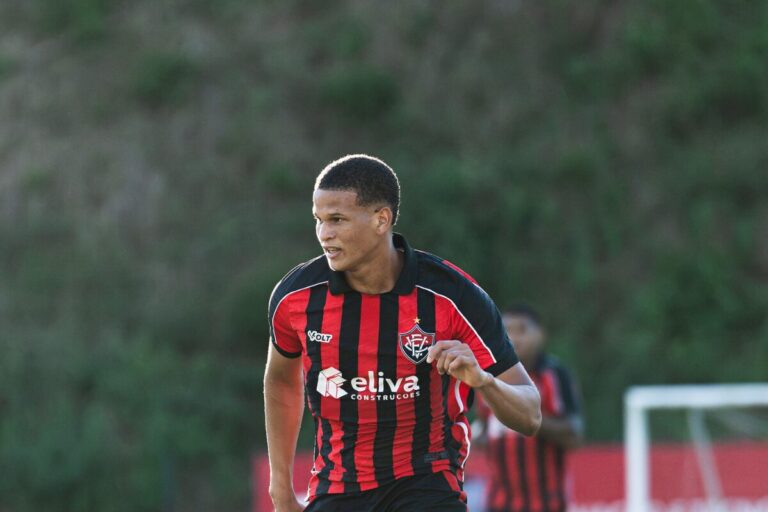 Vitória renova contrato de lateral da base