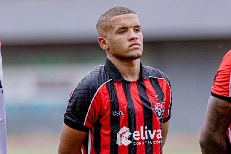 Vitória integra mais um lateral da base ao time profissional
