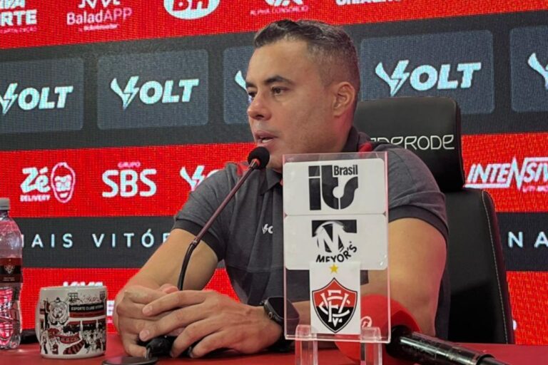 Jair Ventura se diz capaz de reverter situação do Vitória, mas deixa permanência nas mãos do presidente: “Depende do Fábio”
