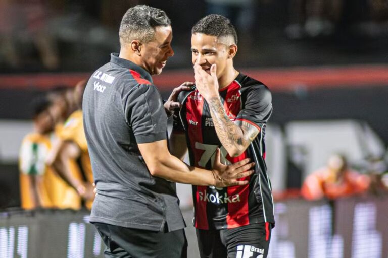 Jair Ventura relembra conversa com Renê e reconhece fase ruim de Zé Vitor e Erick