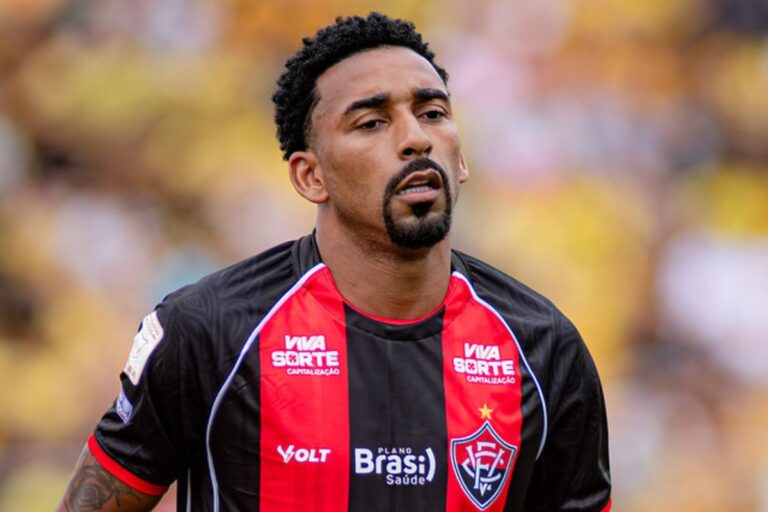 Preocupa? Lateral sai machucado e pode desfalcar o Vitória