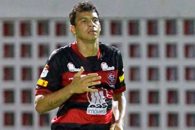 Artilheiro do Barradão, Neto Baiano completa 44 anos
