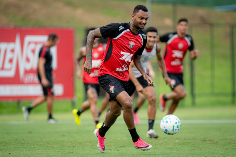Vitória foca na construção de jogadas com Jair Ventura em treino