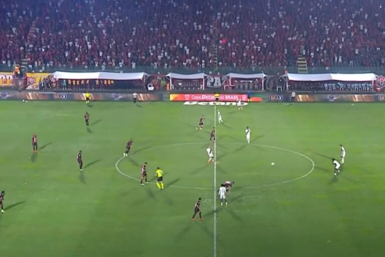 Árbitro de Vitória x Vasco relata em súmula objeto explosivo arremessado no gramado do Barradão
