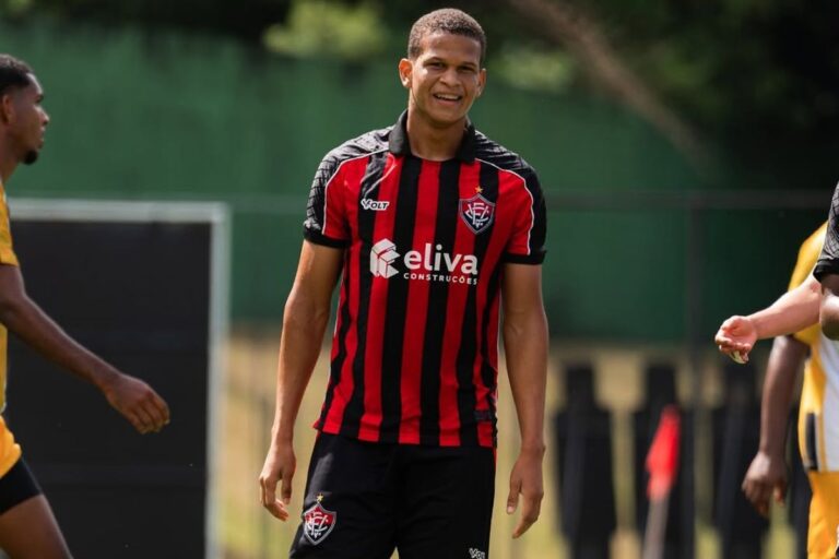 Lateral do time sub-20 do Vitória é relacionado para jogo contra o Grêmio