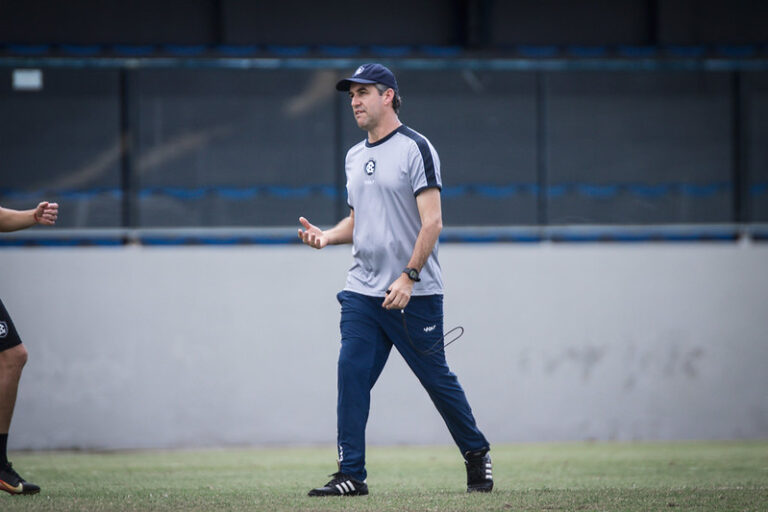 Ex-Vitória Léo Condé é demitido do Remo após derrota para o Bahia