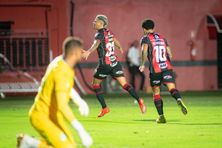 Em noite de Matheuzinho e Erick, Vitória goleia a Chapecoense no Barradão