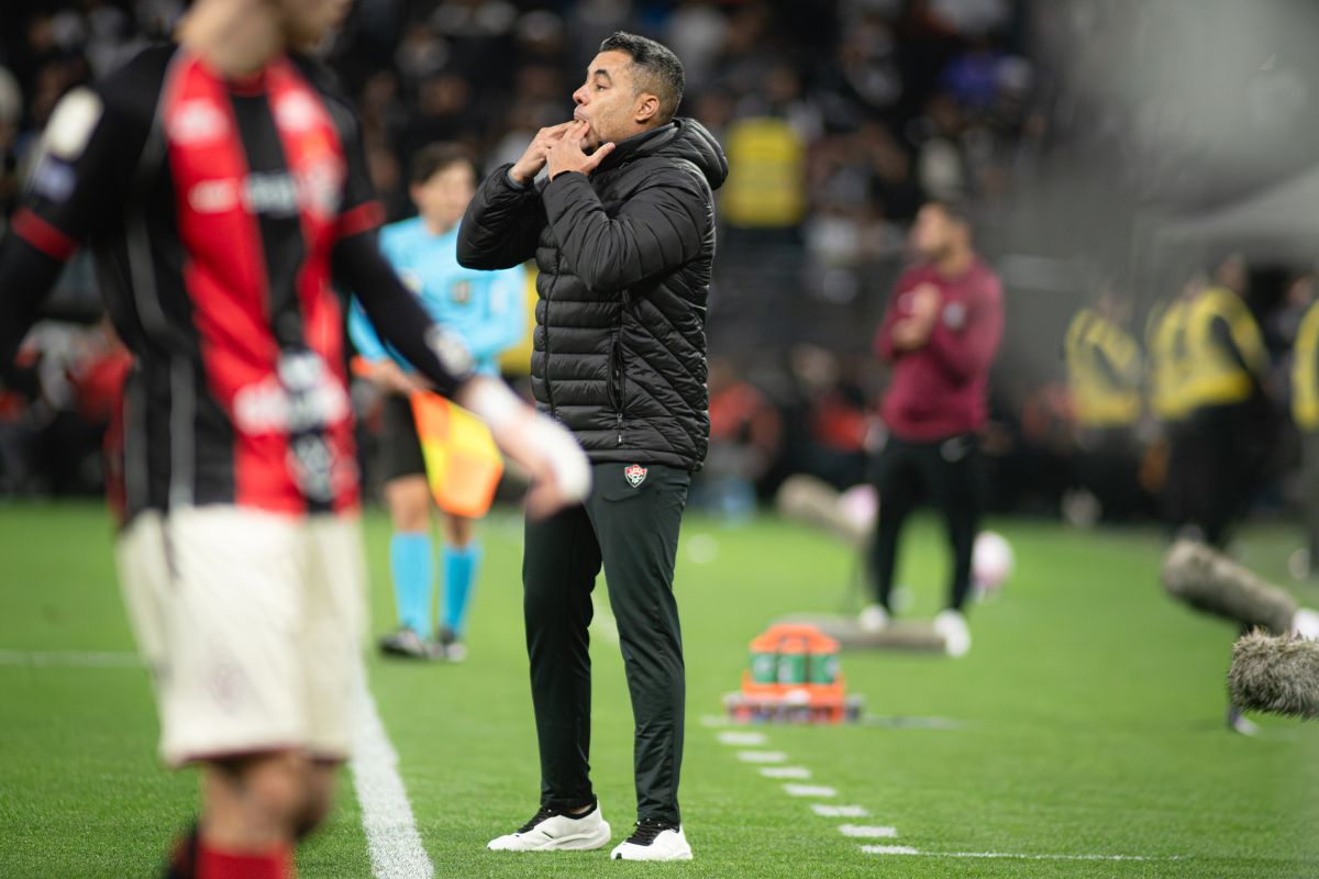 Jair Ventura à beira do campo pelo Vitória