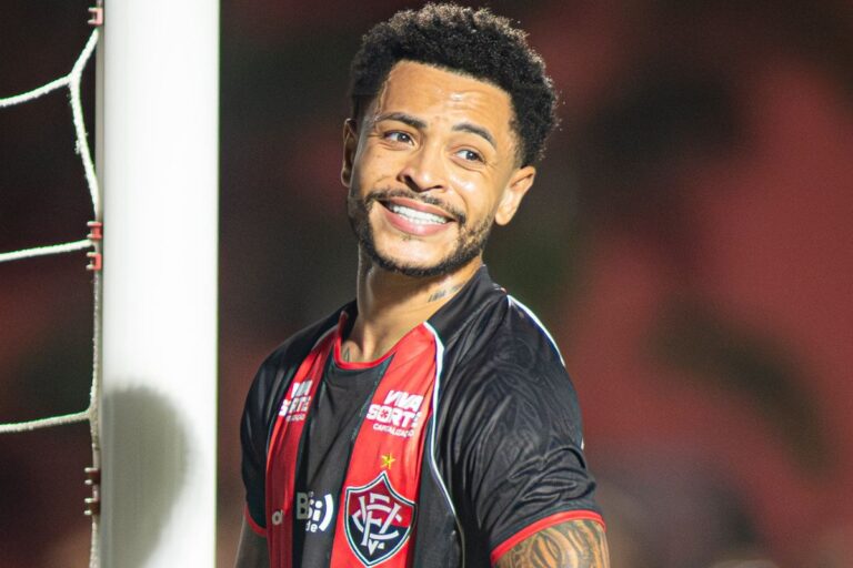 Matheuzinho iguala marca de Ramon Menezes pelo Vitória no Brasileirão