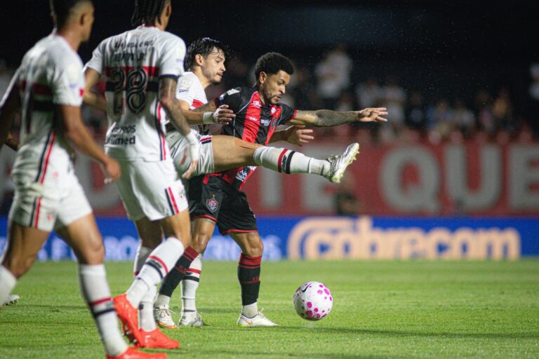 Vitória perde para o São Paulo e segue sem vencer fora de casa no Brasileirão