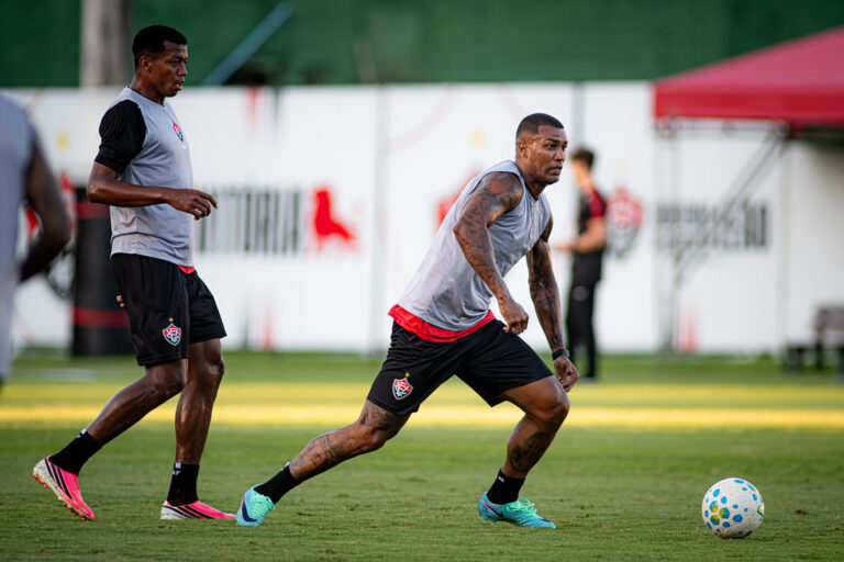 Jogadores do Vitória durante treino em campo